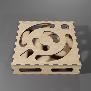 Puede incluir: Una caja de madera con un dise&ntilde;o de corte decorativo. La caja tiene un acabado marr&oacute;n claro y un borde gris oscuro.