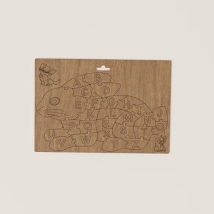 K&ouml;nnte beinhalten: Holzpuzzle in Form eines Fisches mit einer Katze und einem Hund an beiden Enden. Die Puzzleteile sind mit den Buchstaben A bis Z beschriftet.