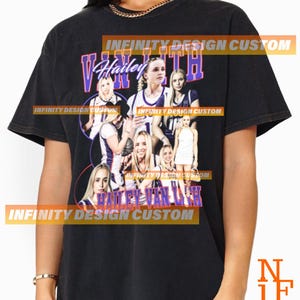Puede incluir: Camiseta negra con un diseño gráfico que presenta el nombre "Hailey" en una fuente estilizada, junto con múltiples imágenes de una mujer. El diseño incluye el texto "Hailey Van Lith" en un esquema de color púrpura y naranja.
