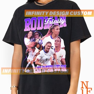 Könnte beinhalten: Schwarzes T-Shirt mit einem Grafikdruck im Vintage-Stil, der einen Basketballspieler und den Text "Trinity Rodman Like Father Like Son" zeigt.