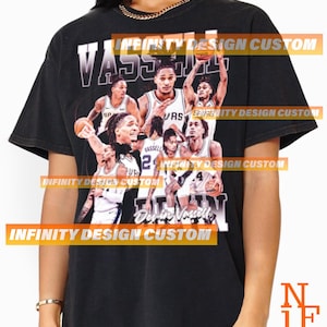 Pode incluir: Camiseta preta com um gráfico de equipa de basquete, com o nome "Vassell" e "Derin Vassell". O design apresenta jogadores de basquete. A camiseta tem um visual vintage. O texto "INFINITY DESIGN CUSTOM" também é visível.