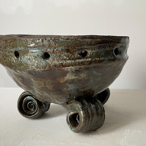 Medium-sized bonsai bowl made of clay, round (Ø21cm), glazed outside, turquoise accents, spiral feet, handmade in my Munich pottery studio