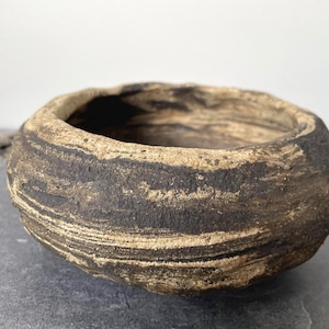 Maceta pequeña, redonda y rústica para bonsái, hecha de arcilla, una pieza única y encantadora (#2001), elaborada a mano en mi taller de cerámica de Múnich (Ø 17 cm).