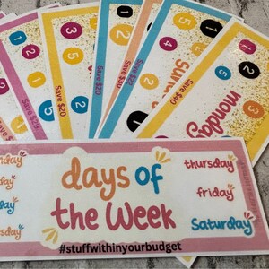 Può includere: Un biglietto rosa e bianco con il testo "days of the week" in un carattere colorato. Il biglietto contiene un elenco dei giorni della settimana in diversi colori. Il testo "#stuffwithinyourbudget" è in fondo al biglietto. Ci sono anche diversi coupon colorati con numeri e il testo "Save $20", "Save $22", "Save $29", "Save $30", "Save $40" e "Coupon".