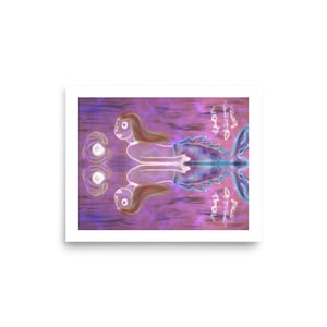 Könnte beinhalten: Gerahmter Kunstdruck mit einem gespiegelten Bild einer Meerjungfrau mit braunen Haaren und blauem Schwanz. Das Kunstwerk hat eine Neonkontur und ist vor einem lila und rosa Hintergrund mit abstrakten Elementen angeordnet.