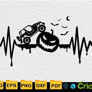 Puede incluir: Silueta en blanco y negro de un Jeep conduciendo sobre una calabaza con una línea de latido del corazón detrás. Murciélagos y una luna creciente están en el fondo.