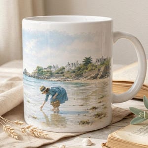 Maritime Tasse 330 ml – Muschelsammlerin am Meer | Aquarell Strandmotiv & Küstengeschenk