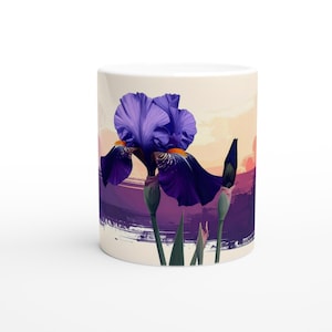 Könnte beinhalten: Weißer Keramikbecher mit einem Design einer lila Irisblume. Die florale Illustration zeigt eine große, offene Blüte und zwei Knospen vor einem Hintergrund mit Sonnenuntergangsverlauf. Der Becher hat eine Standardgröße.
