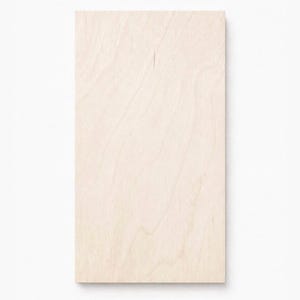 Könnte beinhalten: Ein rechteckiges, unfertiges Holzbrett mit einer hellen, natürlichen Holzmaserung. Das Brett ist vertikal ausgerichtet und hat eine glatte Oberfläche, ideal für Bastelarbeiten oder DIY-Projekte. Das Holz hat eine hellbeige Farbe.