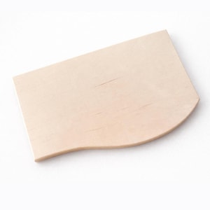 Könnte beinhalten: Ein hellfarbiges, rechteckiges Holzschneidebrett mit einer gebogenen Kante. Die Holzmaserung ist sichtbar und das Brett hat eine glatte Oberfläche. Das Brett ist vor einem weißen Hintergrund platziert.