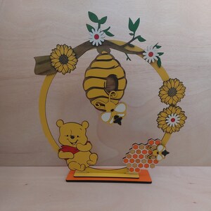 Découpe laser, fichier numérique. Support de décoration Winnie l'ourson. Fichiers SVF, DXF et AI.