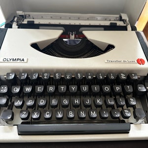 Olympia Traveller de Luxe typewriter