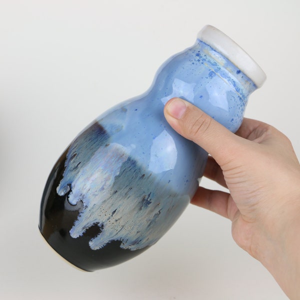 Flasche Keramik Korken blau taubenblau schwarz Kristalle rund bauchig Bauch kugelig edel schön elegant exklusiv besonders fein feminin Wein
