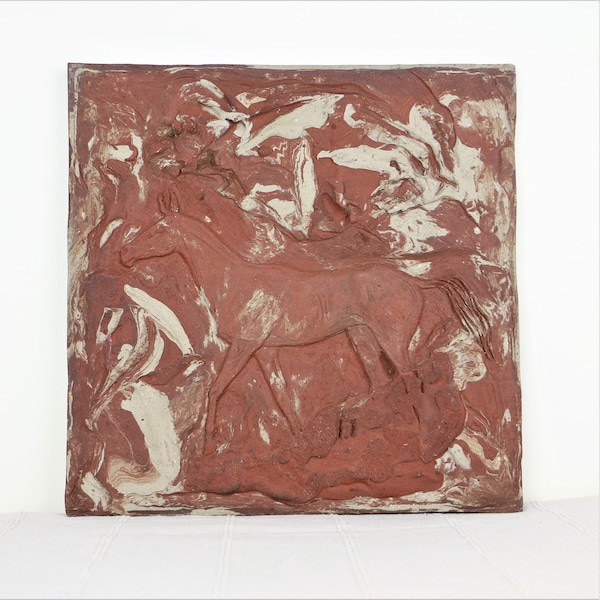 Fliese Kachel Wandbild Keramik Relief Flachrelief Pferd rennpferd Achal Tekkiner Akhal Teke rot beige grau rotbraun Wandkunst Einzelstück