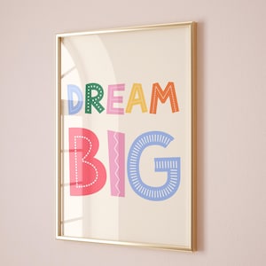 Impresión motivacional Dream Big para la decoración de la habitación de los niños, decoración de la sala de juegos, cita inspiradora para niños, póster colorido con tipografía, descarga digital
