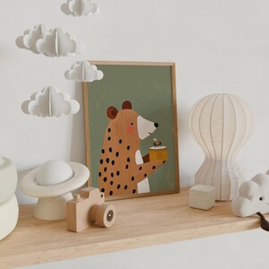 Spotted Bear Wandbild, Kinderzimmer Dekor, Kinderzimmer Tierdruck, Bär mit Honig Poster, Grünes Kinderzimmer Kunst, Kleinkind Zimmer Wandkunst, Digital