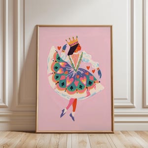 Print met dansende hartenkoningin | Roze maximalistische digitale download | Kleurrijke kaartkunst | Preppy muurdecoratie | Trendy roze muurkunst
