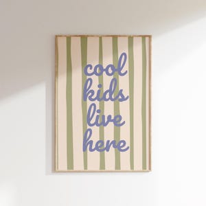 Arte bohemio para habitación infantil, impresión "Aquí viven niños geniales", decoración moderna para pared de sala de juegos, descarga digital, póster para habitación infantil en tonos tierra, póster para sala de juegos