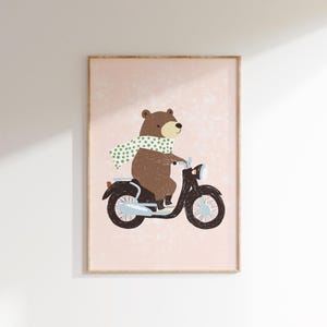 Impresión de oso en scooter, póster de animales para guardería, decoración de habitación infantil, impresión artística de oso, linda ilustración de animal para habitación de bebé