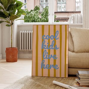 Arte de pared para habitación infantil, Impresión "Aquí viven niños geniales", Decoración neutra para habitación infantil, Descarga digital para sala de juegos, Póster infantil moderno, Arte de pared a rayas