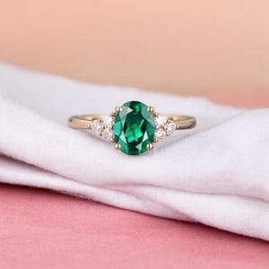 Bague de fiançailles ovale émeraude : grappe de moissanite, bague d&#39;anniversaire en or massif