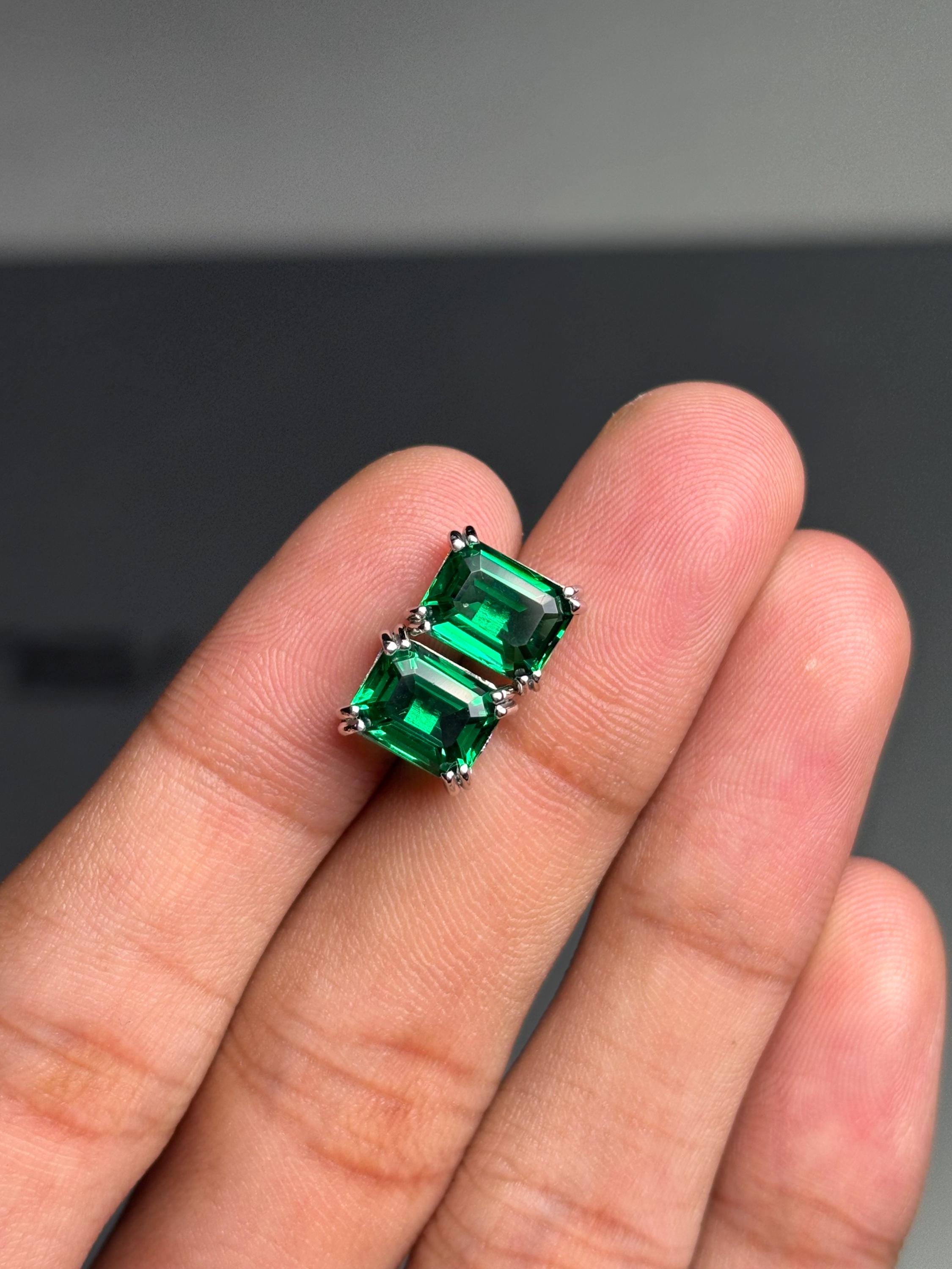 ラボエメラルドスターリングシルバースタッドピアス、オクタゴンカット