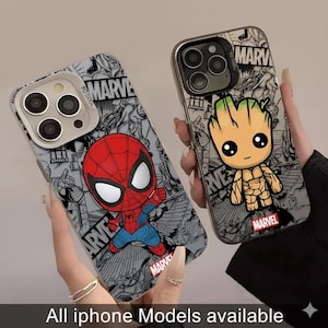 Puede incluir: Dos fundas para teléfono con personajes de Marvel. Una funda muestra a Spider-Man en rojo y azul, la otra a Baby Groot. Ambas fundas tienen un fondo de cómic gris con el logotipo de Marvel. El texto en la parte inferior dice "All iphone Models available."
