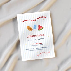 Könnte beinhalten: Eine rechteckige Einladung mit patriotischem Thema. Der Text "Summer's Finest Tradition" ist rot, mit Illustrationen eines Hotdogs, eines Eis am Stiel und einer Wassermelone. Die Einladung enthält Details für ein BBQ am 4. Juli.