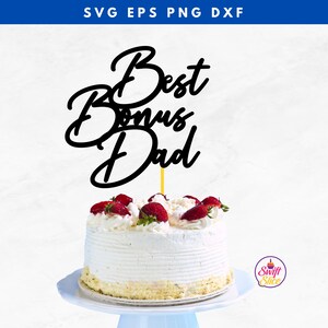 Puede incluir: Topper de pastel negro con el texto "Best Bonus Dad" en una fuente cursiva. El topper está encima de un pastel blanco con glaseado de crema batida y fresas.