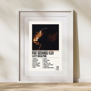 Peut inclure: Une affiche noir et blanc avec le titre "Five Seconds Flat" de Lizzy McAlpine. L'affiche liste les titres des pistes de l'album, notamment "Doomsday", "An Egd Thing", "Erase Me", "Called You Again", "All My Ghosts", "Reckless Driving", "Weird", "Ceilings", "What a Shame", "Firearm", "Hate to Be Lame", "Nobody Likes a Secret", "Chemtrails", et "Orange Show Speedway".