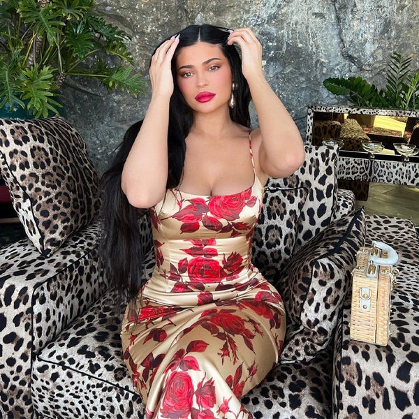 Kylie Jenner a inspiré la robe mi-longue amincissante à fleurs rouges, ambiance Cottagecore