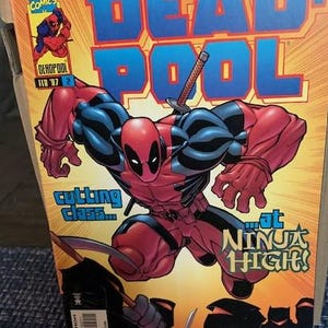 Puede incluir: Una portada de cómic con Deadpool, un superhéroe con un traje rojo y negro, con el título "DEADPOOL" en letras grandes azules. La portada presenta el texto "...at NINJA HIGH!" y "cutting class..."