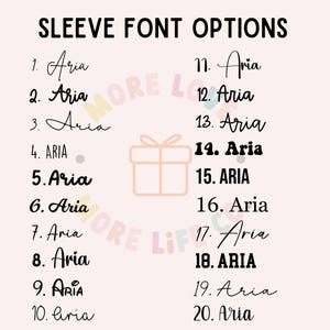 K&ouml;nnte beinhalten: Hellrosa Hintergrund mit dem Text "SLEEVE FONT OPTIONS" in Schwarz. Darunter 20 verschiedene Schriftoptionen, jede mit einer Nummer und dem Namen "Aria" versehen. Eine Geschenkbox-Grafik befindet sich in der Mitte.