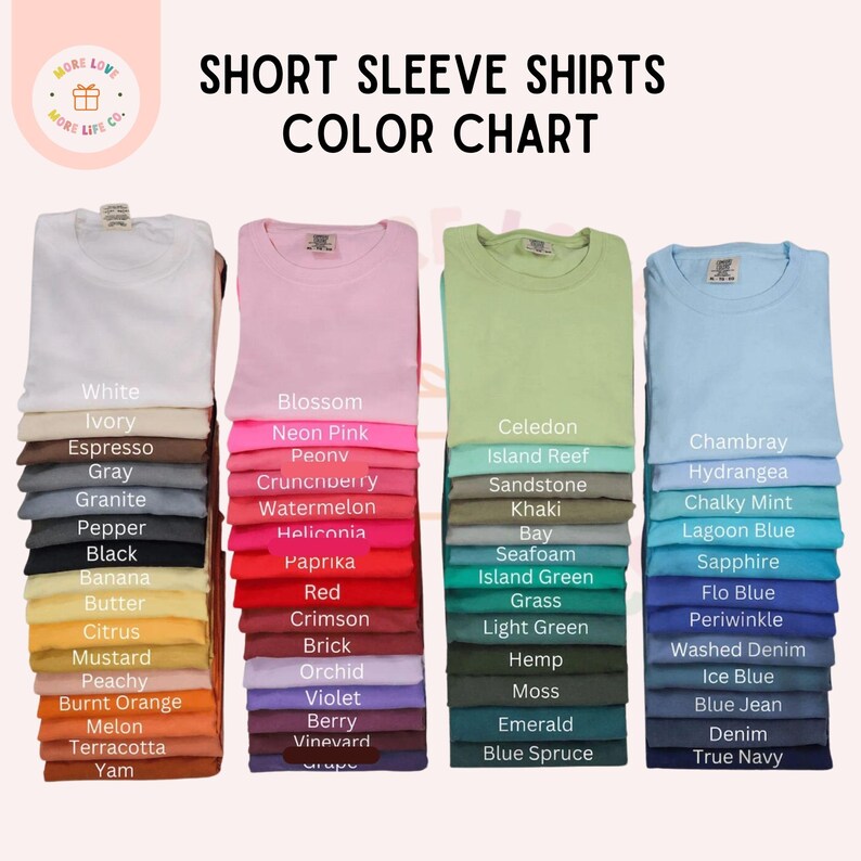 K&ouml;nnte beinhalten: Farbkarte f&uuml;r Kurzarm-T-Shirts mit gestapelten, gefalteten T-Shirts in verschiedenen Farben. Die Karte zeigt Farben wie Wei&szlig;, Rosa, Gr&uuml;n und Blau, die jeweils mit Namen wie "Wei&szlig;", "Blossom" und "Chambray" beschriftet sind.