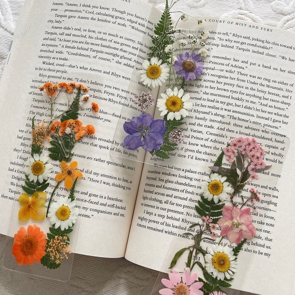 pressed floral bookmarks | real dried flowers | gift idea for book lovers | customizable | bookmark for women | bookmark set | tassel