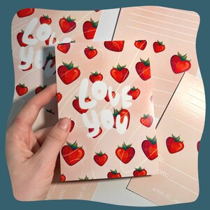 Kleurrijke aardbei harten patroon afdrukbare wenskaart, schattig dubbelzijdig ontwerp hou van je folder, aardbei hart mooie patroon kaart