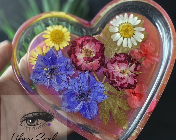 Handmade Resin Heart Tray with Dried Flowers – Jewelry Dish Home Decor