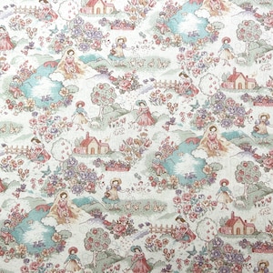 以下が含まれることがあります： 女の子がドレスを着て、家、木、花が繰り返し描かれたヴィンテージな壁紙の柄。背景は薄いクリーム色で、微妙な質感がある。