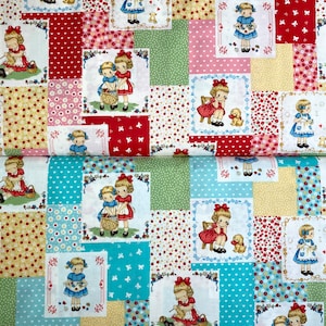 Può includere: Un tessuto patchwork con un motivo ripetitivo di ragazze in varie pose e abiti. Il tessuto è in tonalità di rosso, blu, giallo, verde e rosa su uno sfondo bianco.