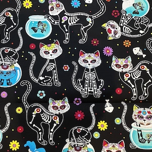 Può includere: Tessuto nero con un motivo ripetuto di gatti colorati con teschio di zucchero. I gatti indossano fiori e hanno ossa scheletriche. Lo sfondo è nero con pois bianchi e fiori colorati.