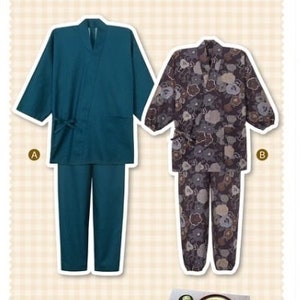 Puede incluir: Se muestran dos uniformes de trabajo japoneses tradicionales, llamados "Samue". El uniforme de la izquierda es de color azul teal sólido, mientras que el uniforme de la derecha es de color marrón oscuro con un estampado floral. El texto "おとなの 作業着" está escrito en japonés en la parte superior de la imagen, lo que se traduce como "Ropa de trabajo para adultos".