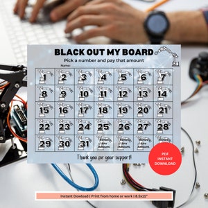 Könnte beinhalten: Ein druckbares Spielbrett in Schwarzweiß mit einer Roboterarmgrafik. Das Brett ist in 31 Quadrate unterteilt, jedes mit einer Nummer von 1 bis 31. Das Brett enthält auch den Text "Black Out My Board" und "Wähle eine Nummer und bezahle diesen Betrag".