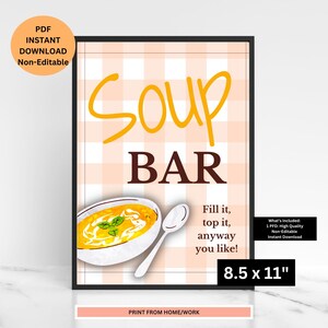 Puede incluir: Un cartel imprimible de 8,5 x 11 pulgadas con un fondo a cuadros rosa y blanco. El cartel dice "Soup Bar" en letras amarillas y marrones. Un tazón de sopa con una cuchara está ilustrado en el cartel. El texto "Fill it, top it, anyway you like!" está escrito debajo del tazón de sopa.