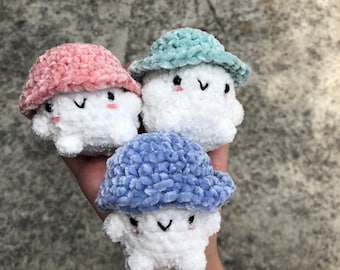 かぎ針編みのマッシュルームボーイのぬいぐるみ、あみぐるみの