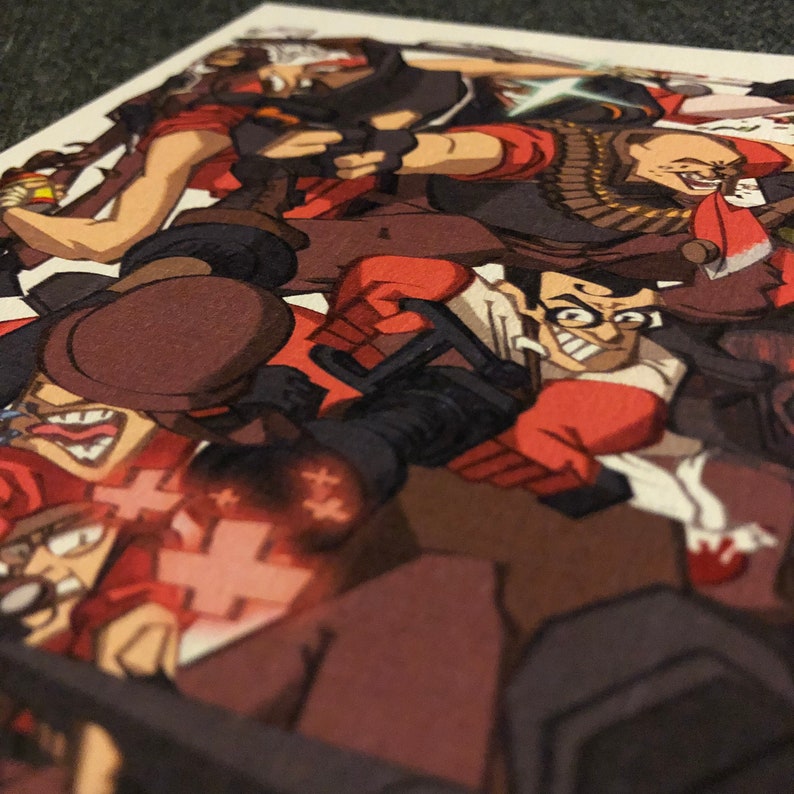 Op de afbeelding: Een close-up van een cartoonillustratie van een groep personages uit het videospel Team Fortress 2. De personages dragen rode en bruine kleding en houden wapens vast. De illustratie is getekend in een stripboekstijl.