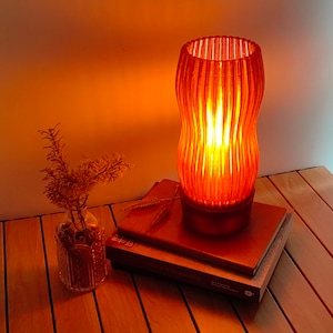 Candeeiro de mesa Wavy AMBER_Two Wavy_Impressão 3D com 99% de plástico reciclado - Candeeiro LED - Lâmpadas LED incluídas - Candeeiro vintage