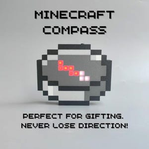 Può includere: Una bussola di Minecraft pixelata con un design grigio e bianco. La bussola presenta un indicatore direzionale rosso e bianco. Il testo "MINECRAFT COMPASS" è visualizzato sopra la bussola.