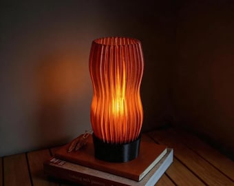 Lampe de table ondulée ambrée : lampe LED en plastique recyclé imprimée en 3D
