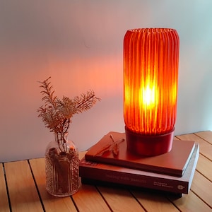 Luminária de mesa Wavy AMBER_impressão 3D com 99% de plástico reciclado - Luminária LED - Lâmpadas LED incluídas - Luminária vintage