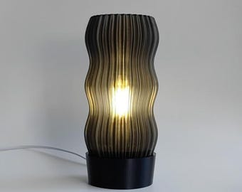 Lâmpada de mesa Wavy AMBER_impressa em 3D com 99% de plástico reciclado - Lâmpada LED - Lâmpadas LED incluídas